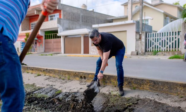 Más de 100 toneladas de residuos y lodo retirados en limpieza de camellones de Av. Cuauhtémoc