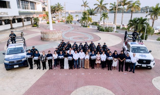 Tuxpan Fortalece La Seguridad Pública Con Entrega De Uniformes Y Cámaras Corporales