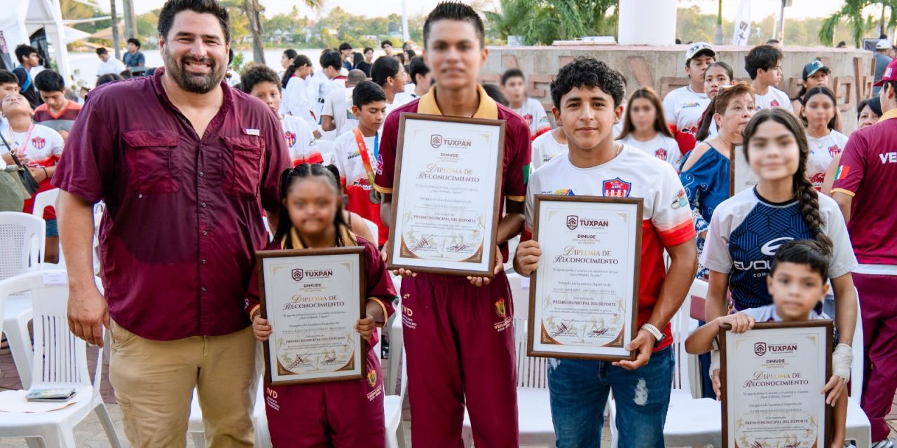 Tuxpan reconoce por primera vez a sus máximos exponentes deportivos con el Premio Municipal del Deporte