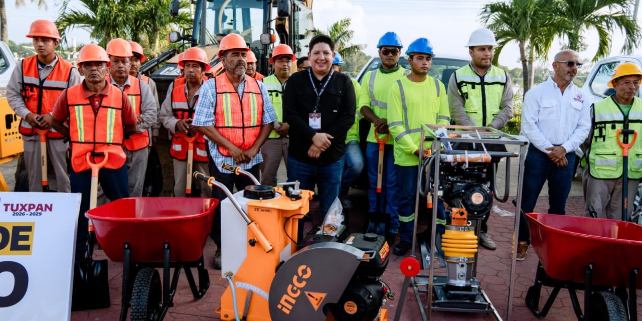 Ayuntamiento de Tuxpan entrega equipo nuevo a Obras Públicas y Servicios Públicos Municipales