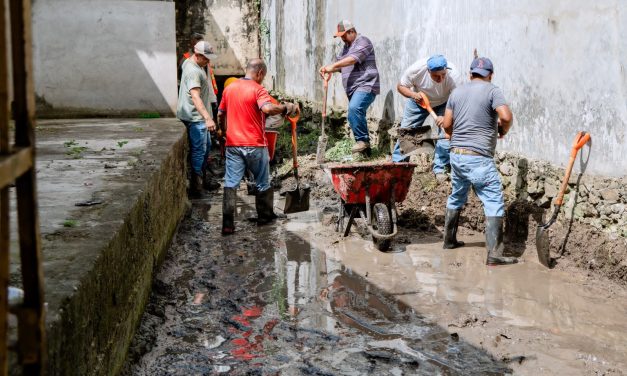 20 años sin atención: Gobierno de Tuxpan inicia “Programa de Limpieza Manual de Drenes Pluviales”