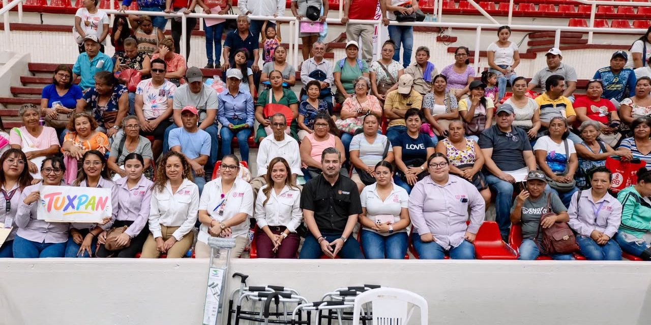 Daniel Cortina y Marisol Martínez acompañan a Rocío Nahle en entrega de apoyos que benefician a 971 tuxpeñas y tuxpeños