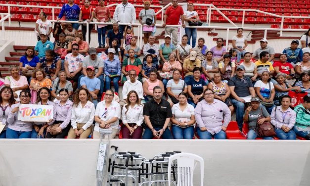 Daniel Cortina y Marisol Martínez acompañan a Rocío Nahle en entrega de apoyos que benefician a 971 tuxpeñas y tuxpeños