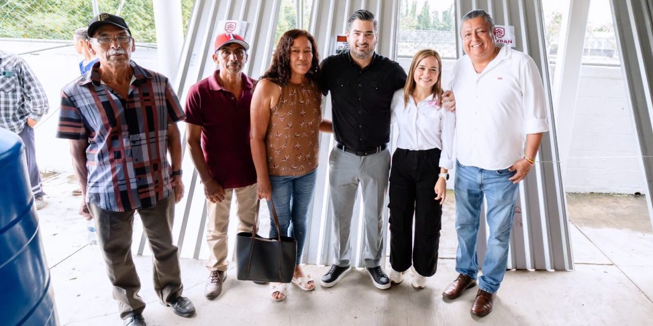 Ayuntamiento de Tuxpan entrega 706 láminas y 18 tinacos en apoyo a comunidades