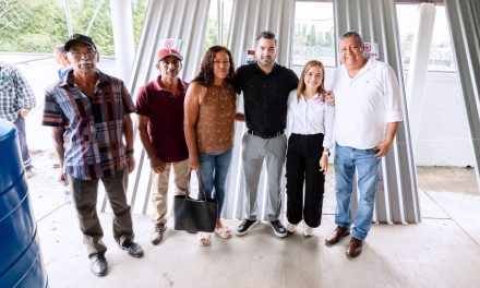 Ayuntamiento de Tuxpan entrega 706 láminas y 18 tinacos en apoyo a comunidades