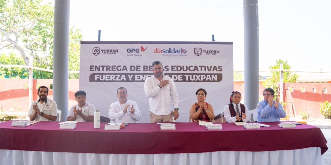 AYUNTAMIENTO DE TUXPAN Y GRUPO NATURGY ENTREGAN 64 BECAS A ESTUDIANTES DE COMUNIDADES