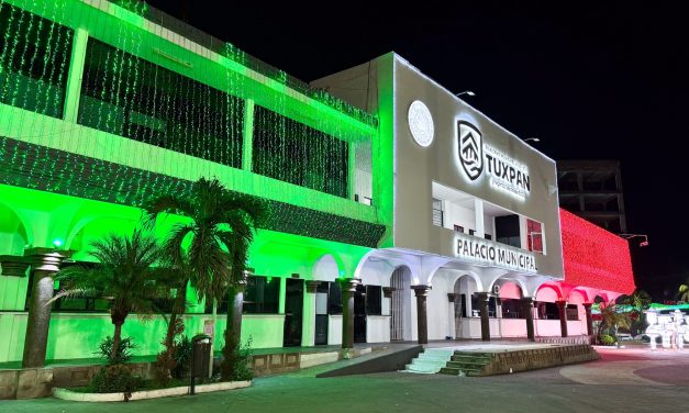 Tuxpan se ilumina de orgullo mexicano