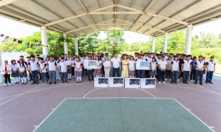 Daniel Cortina entrega pantallas al Telebachillerato Anáhuac