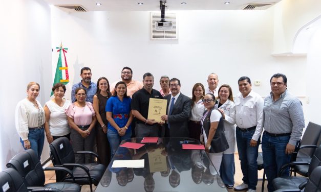 Después de casi ocho décadas, Hospital Civil “Dr. Emilio Alcázar” recibe sus escrituras por parte del Ayuntamiento de Tuxpan